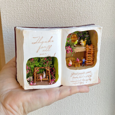 本の中ののミニチュア動物-どんぐりレジンより