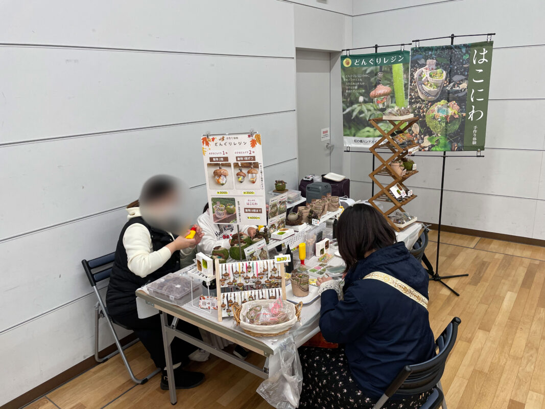 東京ハンドメイド祭ワークショップ風景-トングリレジンと箱庭