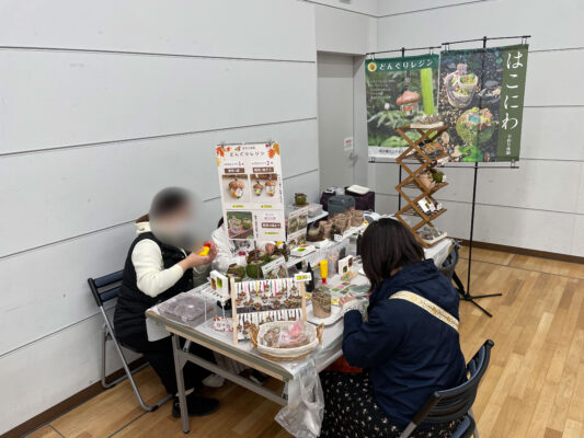 東京ハンドメイド祭ワークショップ風景-トングリレジンと箱庭