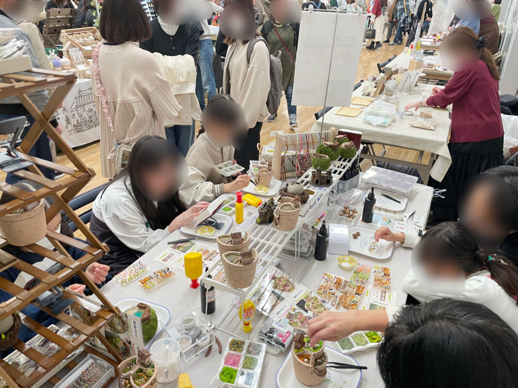 東京ハンドメイド祭ワークショップ風景-トングリレジンと箱庭
